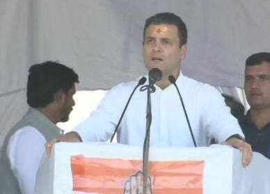 કોંગ્રેસ અધ્યક્ષે રાજ્યસરકાર પર પણ શાબ્દિક પ્રહારો કર્યા હતા. રાહુલ ગાંધીએ કહ્યું, અહીં ટેક્સટાઇલ ઇન્ડસ્ટ્રીને ખતમ કરી દેવામાં આવી છે. આ ઇન્ડસ્ટ્રીને અમે ફરીથી ચાલુ કરીશું અને અહીના યુવા ઇન્ડસ્ટ્રીમાં રોજગાર મેળવશે. ભાજપની ક્ષિપ્રા નદી સાફ કરવામાં 400 કરોડ રૂપિયા ખર્ચ કર્યા પરંતુ નદીમાં ગંદકી યથાવત્ત છે. 