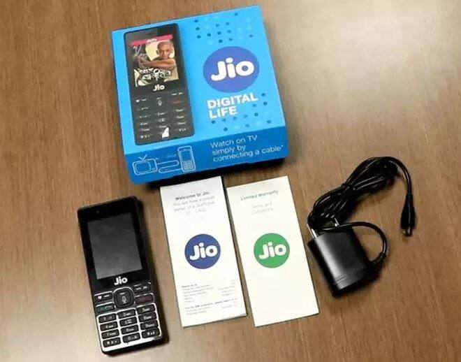 99 રૂપિયાના રિચાર્જ પેકમાં ગ્રાહકોને અનલિમિટેડ વોયલ કોલ્સ, રોજનો 500MB 4G ડેટા, 300 એસએમએસ અને 30 દિવસની વેલિડિટી સાથે જિયો એપ્સનું સબસ્ક્રિપ્શન આપવામાં આવે છે. ગ્રાહકો 6 મહિના સુધી આ ઓફરનો લાભ ઉઠાવી શકશે. ઉપરાંત ગિફ્ટ કાર્ડની સાથે 6GBનું ફ્રી એક્સચેન્જ બોનસ ડેટા વાઉચર પણ મળશે. 