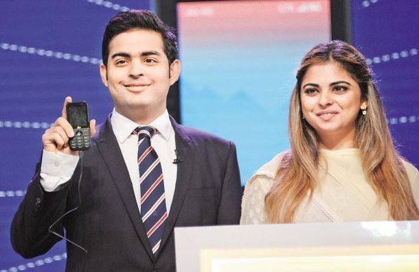 નવી દિલ્હીઃ ટેલિકોમ દિગ્ગજ કંપની Jioએ જિયો ફોન ગિફ્ટ કાર્ડ રજૂ કર્યું છે. જે ગ્રાહકોએ મોન્સૂન હંગામા એક્સચેન્જ ઓફર અંતર્ગત ફર્સ્ટ જનરેશન સ્માર્ટ ફીચર ફોન ખરીદવા કે ગિફ્ટ કરવા માંગતા હોય તેમના માટે આ ઓફર છે. આ ગિફ્ટ કાર્ડની કિંમત 1095 રૂપિયા છે.