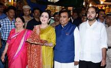 અંબાણી પરિવારે ઈશા અંબાણીના લગ્નનું પ્રથમ કાર્ડ સિદ્ધિવાનયક મંદિરમાં આપ્યું, જુઓ Pics