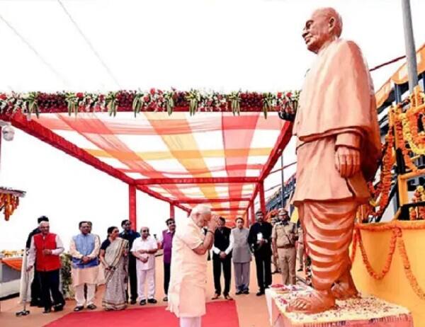 નરેન્દ્ર મોદી આજે સાંજે અમદાવાદ આવી પહોંચશે. તેઓ એનેક્સી અથવા તો સર્કિટ હાઉસમાં રાત્રિરોકાણ કરશે. અહીંથી સવારે 9 કલાકે તેઓ ચોપર મારફતે કેવડિયા કોલોની પહોંચશે. અહીં પહોંચ્યા બાદ નરેન્દ્ર મોદી ‘વેલી ઓફ ફ્લાવર’ની મુલાકાત લેશે. 15થી 20 મિનિટના રોકાણ બાદ તેઓ ટેન્ટ સીટી જોવા પહોંચશે. ટેન્ટ સીટીમાં પણ વડાપ્રધાન 15થી 20 મિનિટ સુધી રોકાય એવી સંભાવના છે.