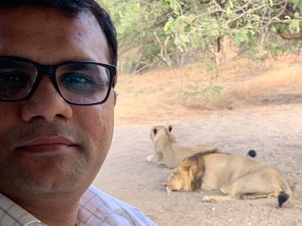 અમરેલીઃ લીલીયા-સાવરકુંડલાના કોંગ્રેસના ધારાસભ્ય પ્રતાપ દુધાત ફરી એકવાર વિવાદમાં આવ્યા છે. સાવજો સાથે સેલ્ફી લઈ જાતે જ સોશિયલ મીડિયામાં વહેતી કરતા સિંહપ્રેમીઓમાંથી તેમની સામે પગલાં લેવા માંગ ઉઠી છે. 