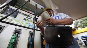 રાજધાની દિલ્હીમાં પેટ્રોલ 20 પૈસાના ઘટાડા સાથે 79.55 રૂપિયા પ્રતિ લીટર મળી રહ્યું છે, જ્યારે ડીઝલ 73.8 રૂપિયા પ્રતિ લીટર મળી રહ્યું છે.