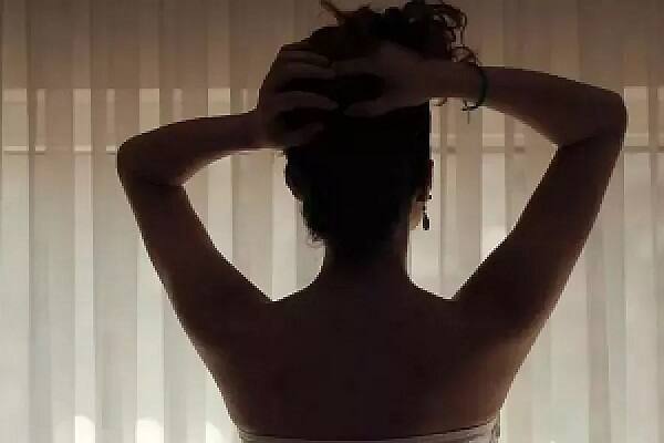 દિલીપે પત્નીને મોઢા પર ડંડો ફટકારી ઈજાઓ પહોંચાડતા પત્ની બીજા રૂમમાં જતી રહી હતી. આવેશમાં આવેલો દિલીપ પણ ત્યાં ગયો હતો અને પત્નીને આડેધડ ડંડાઓ ફટકારવાનું ચાલુ રાખતા પત્ની લોહીલુહાણ થઈને ઢળી પડી હતી. તેના દાંત પણ પડી ગયા હતા.