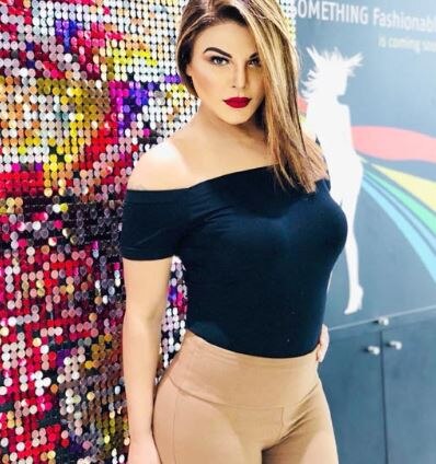 રાખી સાવંતે પોતાના નિવેદનમાં કહ્યું, બાબા રામદેવે મહિલાઓ માટે વેજિટેરિયન બ્રા અને પેન્ટી બનાવવી જોઈએ, જેમાં ખાસ આઈ સેન્સરનો પણ ઉપયોગ હોય. આઈ સેન્સર લાગેલું હોવાથી મહિલાઓની સુરક્ષા થશે. ડ્રામા ક્વિનનું કહેવું છે કે આઈ સેન્સરના કારણે મહિલાના પતિ અથવા બોયફ્રેન્ડના રેટીના બાદ જ ખુલશે.