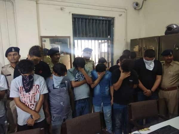 અગાઉ લોન અને ક્રેડિટ કાર્ડના નામે છેતરતું કોલ સેન્ટર દિલ્હીથી ઝડપાયું હતું. અમદાવાદ સાયબર ક્રાઈમે દિલ્હીમાં પ્રથમ મહિલા સંચાલિત કોલ સેન્ટર પર રેડ કરી 17 મહિલાઓની ધરપકડ કરી હતી. આ મહિલાઓ ટેલિકોલિંગ દ્વારા લોકોને લોભામણી જાહેરાતો કરી પૈસા પડાવતી હતી.