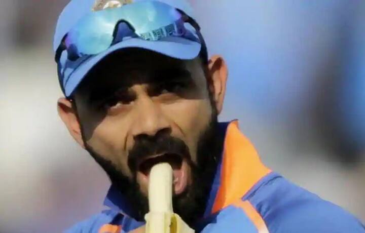 નવી દિલ્હીઃ ઈંગ્લેન્ડમાં યોજાનારા ICC વર્લ્ડકપ 2019 માટે વિરાટ કોહલી એન્ડ કંપનીએ કેટલીક માંગો રાખી છે. જેમાં પ્રવાસ દરમિયાન કેળાનો પૂરતો સ્ટોક, રેલવેને એક કોચ રિઝર્વ અને પત્નીઓ સાથે લઈ જવાની ત્રણ માંગ કરી છે. ટીમ ઈન્ડિયાની આ માંગ પર હજુ સુધી કોઈ ફેંસલો લેવામાં આવ્યો નથી.