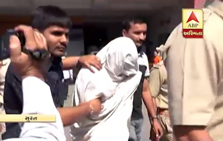 જહાંગીરપુરામાં રહેતી પ્રિયા(નામ બદલ્યું છે)એ કતારગામના ડભોલી સ્વામીનારાયણ મંદિરમાં રસોડું સંભાળતા કરુણસ્વરૂપ સ્વામી સામે બે-બે વાર બળાત્કાર કર્યો હોવાની ફરિયાદ નોંધાવી હતી. યુવતીની ફરિયાદ હતી કે, આર્થિક મદદ માંગવા ગઈ ત્યારે સ્વામીએ તેની સાથે બળાત્કાર ગુજાર્યો હતો. જોકે, હવે બંને વચ્ચે સમાધાન થઈ જતાં ગુજરાત હાઈકોર્ટ દ્વારા ફરિયાદ રદ કરવામાં આવી છે. 