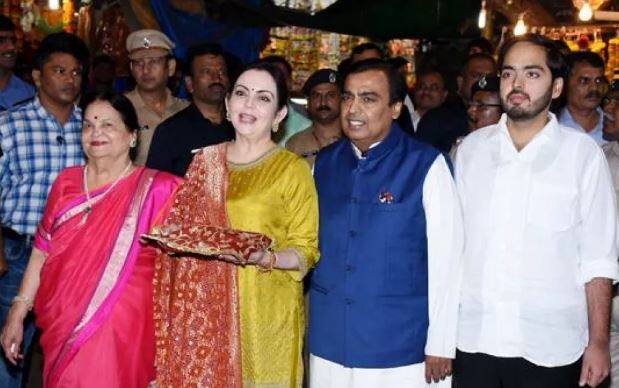 આ લગ્નના કાર્ડ છપાઈ ગયા છે અને રિવાજ અનુસાર પ્રથમ આમંત્રણ ગણપતિ બપ્પાને આપવામાં આવ્યું છે. સોમવારે ઈશાના લગ્નનું આમંત્રણ કાર્ડ લઈને ભગવાનના આશીર્વાદ લેવા અંબાણી પરિવાર મુંબઈ સિદ્ધિવિનાયક મંદિર પહોંચ્યા હતા.