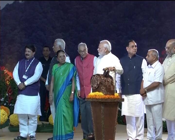  કેવડિયા કોલોનીઃ વિશ્વની સૌથી ઊંચી પ્રતિમા ‘સ્ટેચ્યૂ ઓફ યુનિટી’નું વડાપ્રધાન મોદીએ લોકાર્પણ કર્યું હતું. આજે સવારે કેવડિયો કોલોની પહોંચ્યા બાદ મોદીએ વેલી ઓફ ફ્લાવર્સનું ઉદ્ઘાટન કર્યું હતું. જે બાદ તેમણે ટેન્ટ સિટીની પણ મુલાકાત લીધી હતી. સ્ટેચ્યૂ ઓફ યુનિટીના લોકાર્પણ પ્રસંગે મોદીની સાથે ભાજપના રાષ્ટ્રીય અધ્યક્ષ અમિત શાહ, રાજ્યના મુખ્યમંત્રી વિજય રૂપાણી, નાયબ મુખ્યમંત્રી નીતિન પટેલ, કર્ણાટકના રાજ્યપાલ વજુભાઈ વાળા, મધ્યપ્રદેશના રાજ્યપાલ અને ગુજરાતના પૂર્વ મુખ્યમંત્રી આનંદીબેન પટેલ સહિત અનેક મહાનુભાવો સ્ટેજ પર ઉપસ્થિત હતા.