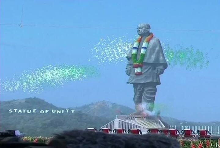 અખંડ ભારત માટે રાજા-રજવાડાઓના ત્યાગ અંગે જણાવતા મોદીએ કહ્યું હતું કે, મારી ઈચ્છા છે કે સ્ટેચ્યૂ ઓફ યુનિટિના સ્થળે જ દેશ માટે રાજ છોડનારા રાજા-રજવાડાઓનું એક વર્ચ્યુઅલ મ્યુઝિયમ તૈયાર કરવામાં આવે. કારણ કે આપણે તેમના ત્યાગ અને બલિદાનને ભૂલવા નથી માંગતા. સામાન્ય તાલુકાના એક સભ્યને પણ પદ છોડવું મુશ્કેલ લાગતું હોય તો આ લોકોએ તો શાસન છોડી બધું દેશને અર્પણ કરી દીધુ હતું.