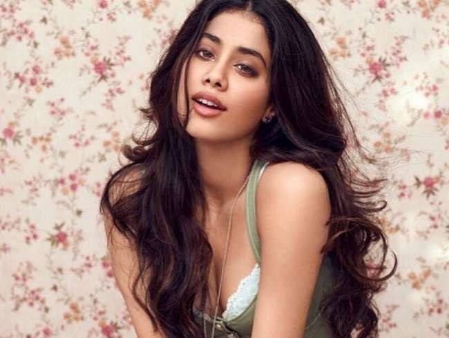 Jhanvi Kapoor Oops Moment Video Vogue Women Of The Year Award Night