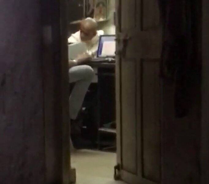 સાધુએ પૈસા આપવાની વાત કરીને મને એક રૂમમાં લઈ ગયો હતો. રૂમનો દરવાજો બંધ કરી મારી સાથે બળજબરી કરી. મારી સાથે બદકામ કરી આ વાત કોઈને કરશે તો સમાજમાં તારી બદનામી કરી નાંખીશ, એવી ચિમકી આપી હતી. સાધુએ મને પૈસા પણ ન આપ્યા. બીજીવાર આવીશ ત્યારે તને ઓપરેશનના પૈસા આપીશ, એમ કહી રૂમની બહાર કાઢી મૂકી હતી. અઠવાડિયા પછી સાધુનો મારી ઉપર ફોન આવેલો. પૈસા લેવા માટે મંદિરે આવવાનું જણાવ્યું હતું.