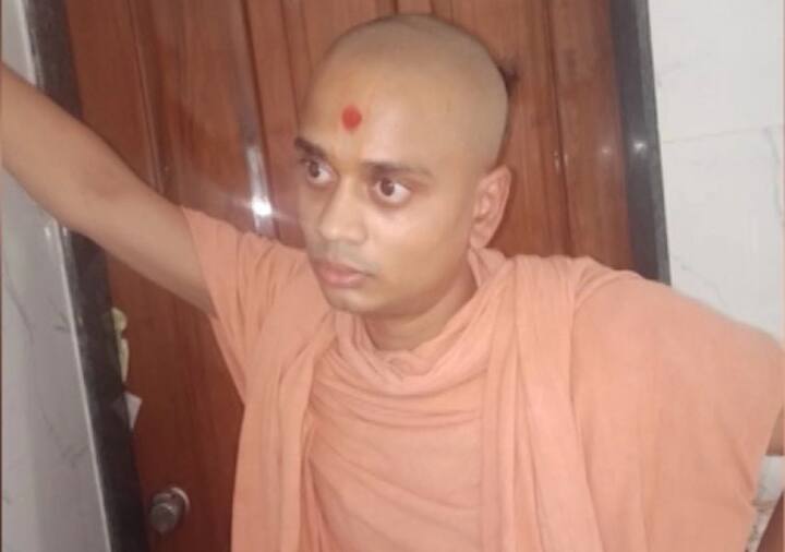 મારા માતા-પિતાએ મને ગભરાયેલી હાલતમાં જોઈને, શુ થયું છે એમ કહીને પૂછવા લાગ્યા હતા. મેં મારા માતા-પિતાને સાધુની હરકતો બાબતેની હકીકતો જણાવી હતી. ત્યારબાદ મારા ભાઈ ત્યાં આવી ગયા હતા. તેણે મહિલા હેલ્પલાઈન 181ને ફોન કર્યો હતો. 181ની મહિલા પોલીસ અને કાઉન્સેલરને મારી આપવીતી જણાવતા તેઓ મને અને માતા-પિતાને પોલીસ સ્ટેશને લઈ ગયા હતા.