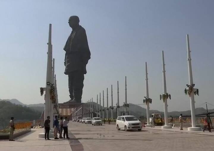 અમદાવાદઃ વિશ્વની સૌથી ઊંચી પ્રતિમા સ્ટેચ્યૂ ઓફ યુનિટીના લોકાર્પણ પહેલા વડાપ્રધાન મોદીએ ટ્વિટ કરીને સરદાર પટેલને શ્રદ્ધાંજલિ આપી છે. પીએમે સરદાર પટેલ પર બ્લોગ પણ લખ્યો છે. મોદીએ ટ્વિટ કરીને લખ્યું કે, ‘દેશને એકતાના સૂત્રમાં બાંધનારા લોહ પુરુષ સરદાર વલ્લભભાઈ પટેલને તેમની જયંતી પર કોટિ કોટિ વંદન.’ 