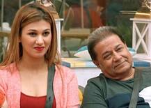 ‘આ જસલીન કોણ છે ?’ ઘરે પહોંચતા જ માતાએ અનુપ જલોટાને કર્યો સવાલ, જાણો શું આપ્યો જવાબ