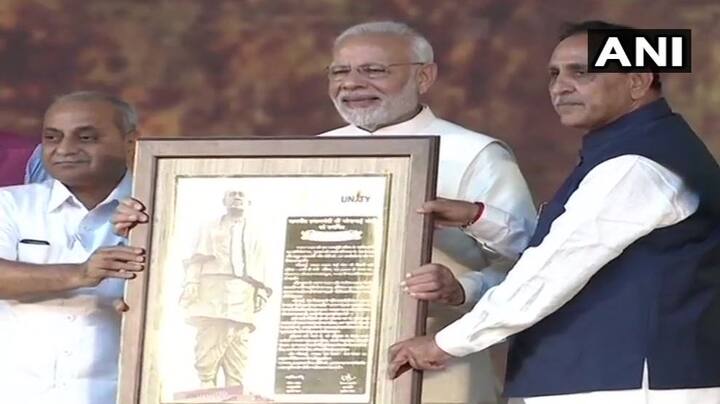 લોકાર્પણ પહેલા વડાપ્રધાન મોદીએ ટ્વિટ કરીને સરદાર પટેલને શ્રદ્ધાંજલિ આપી હતી. ઉપરાંત પીએમ મોદીએ સરદાર પટેલ પર બ્લોગ પણ લખ્યો હતો. મોદીએ ટ્વિટ કરીને લખ્યું કે, ‘દેશને એકતાના સૂત્રમાં બાંધનારા લોહ પુરુષ સરદાર વલ્લભભાઈ પટેલને તેમની જયંતી પર કોટિ કોટિ વંદન.’ 