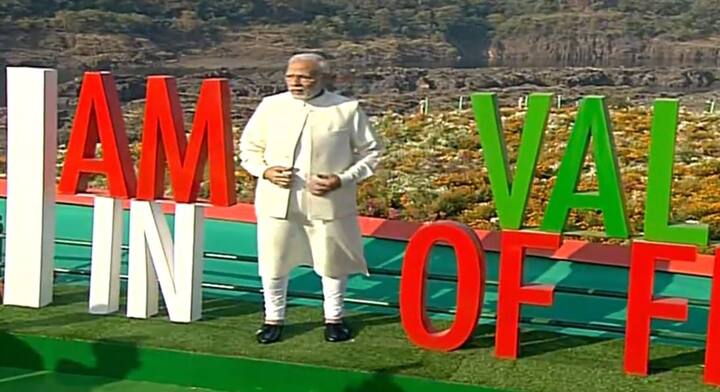 વેલી ઓફ ફ્લાવર્સમાં પીળો-લાલ ગરમાળો, ચંપો,ખાખરો,પોંગારો,ગલતારો,ટેકોમા,બોગનવેલિયા,નેરિયમ જેવા વૃક્ષો વાવવામાં આવ્યા છે. આ ઉપરાંત ક્વોલિસીસ,વડેલીયા,આલામન્ડા કેથટીકા અને વાસની વેલોનુ ય વાવેતર કરવામાં આવ્યુ છે. ઘાસની રંગીન પ્રજાતિ ફ્લાવર્સ ઓફ વેલીને વધુ સુંદરતા બક્ષશે. ગલગોટા,કેન્ડુલા,સૂર્યમુખી અને વિન્કા જેવા રંગીન ફુલોના અંદાજે 100 જેટલી પ્રજાતિના ફુલો અંહી પ્રવાસીઓને જોવાનો લ્હાવો મળશે. જે બાદ પીએમ મોદીએ ટેન્ટ સિટીની પણ મુલાકાત લીધી હતી. ટેન્ટ સિટીમાં 53 જેટલા એ.સી તથા 200 જેટલા નોન એ.સી, ડીલક્ષ, સુપર ડીલક્ષ કેટેગરીના ટેન્ટ તૈયાર કરવામાં આવ્યા છે.