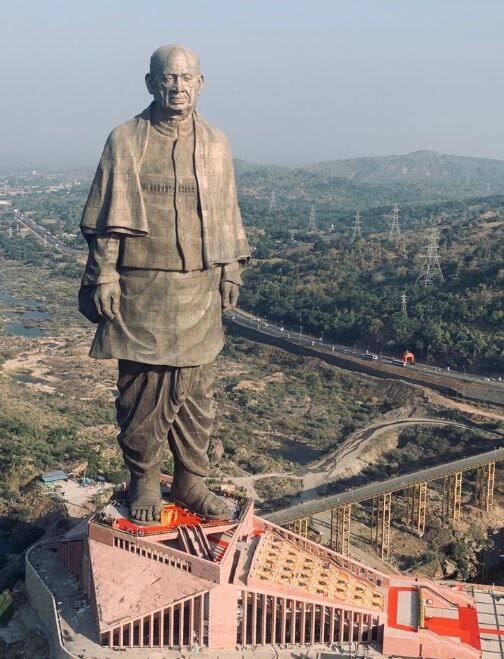 ગુજરાતના નર્મદામાં સ્થિત સરદાર વલ્લભભાઈ પટેલની આ પ્રતિમા, વિશ્વની સૌથી મોટી મૂર્તિ છે. પ્રતિમાનું કુલ વજન 1700 ટન છે. ઊંચાઈ 522 ફૂટ એટલે કે 182 મીટર ઊંચી છે. આ પ્રતિમાનું નિર્માણ 85% કૉપર 5% ટીન 5% લેડ અને 5% જસતને મિશ્ર કરીને કરવામાં આવ્યું છે. આ મિશ્રણની ખાસિયત એ છે કે તેને કયારેય કાટ નથી લાગતો, તેમજ પાણી, માટી અને ભારે વરસાદની પણ અસર નથી થતી.