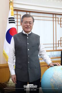 \'મોદી જેકેટ\'ના દિવાના બન્યા સાઉથ કોરિયાના રાષ્ટ્રપતિ, ઓફિસમાં પણ પહેરે છે મોદી સ્ટાઇલ જેકેટ