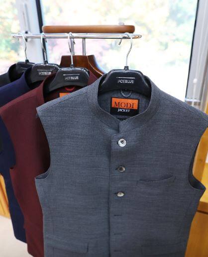  દક્ષિણ કોરિયાઈ રાષ્ટ્રપતિએ ટ્વિટ કરી કહ્યું કે થોડા દિવસ પહેલાજ ભારત યાત્રા દરમિયાન તેઓએ પીએમ મોદીને કહ્યું હતું કે, તે આ જેકેટમાં શાનદાર લાગે છે. અને તેઓએ આ જેકેટ ખાસ મારા માટે મોકલાવ્યા છે.