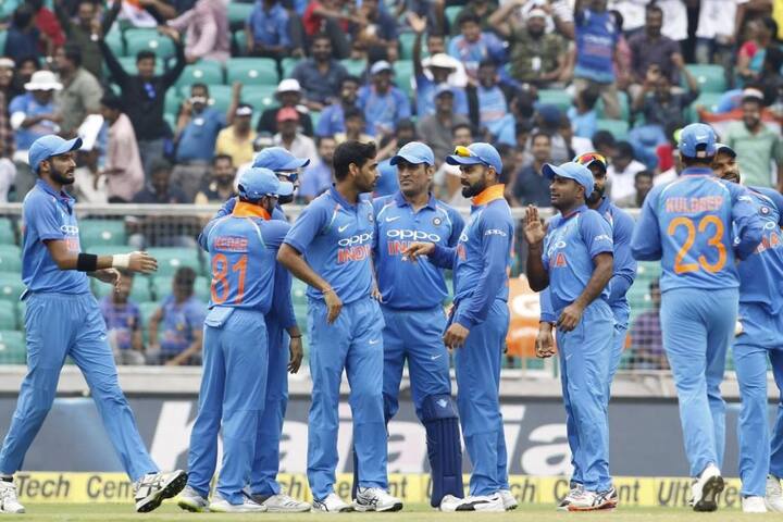 મેચમાં શાનદાર બોલિંગ પ્રદર્શન કરનારા રવિન્દ્ર જાડેજાને ‘મેન ઑફ ધ મેચ’ જાહેર કર્યો હતો. જાડેજાએ 34 રન આપી 4 વિકેટો ઝડપી. જ્યારે આ સીરીઝમાં ત્રણ સદી સાથે સૌથી વધુ 452 રન બનાવનારા કેપ્ટન વિરાટ કોહલીને મેન ઑફ ધ સીરીઝ જાહેર કરવામાં આવ્યો હતો.