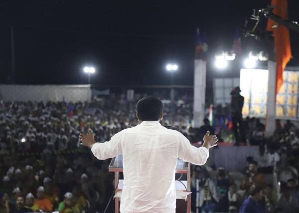 જૂનાગઢઃ 182 મિટર ઊંચી પ્રતિમા તો બનાવી પરંતુ સરદાર પટેલના સ્વપ્નનું ભારત ન બન્યું તેનું મને દુ:ખ છે તેમ સરકાર પર નિશાન તાકતા પાસ નેતા હાર્દિક પટેલે જણાવ્યું હતું. જૂનાગઢ નજીકના વંથલી ગામે આવેલ મેંગો માર્કેટ ખાતે ખેડૂત સત્યાગ્રહ નામે હાર્દિક પટેલની સભા યોજાઈ હતી.