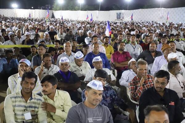 જોકે સભા 4 વાગ્યે શરૂ થવાના બદલે 3 કલાક મોડી શરૂ થઈ હતી. સભાને સંબોધિત કરતા હાર્દિક પટેલે જણાવ્યું હતું કે, ખેડૂતો દેવાના ડુંગર તળે દબાઈ રહ્યા છે, પોષણક્ષમ ભાવ મળી રહ્યા નથી. ખેડૂતોના પુત્રો બેકાર છે ત્યારે આવા શાસનકર્તા સાથે પાટીદાર સમાજ નથી.