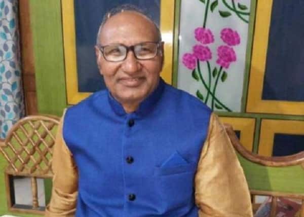 બિહાર: ‘લવ ગુરૂ’ના નામથી જાણીતા બિહારના મટુકનાથ ચૌધરી બુધવારે 40 વર્ષની નોકરી બાદ સેવાનિવૃત થઈ ગયા હતાં. જે અંદાજાથી વિસ્ફોટ મટુકનાથે 12 વર્ષ પહેલા 30 વર્ષ નાની શિષ્યા જૂલીની સાથે પ્રેમ કર્યો હતો. તો કંઈક આવો જ ધમાકો હવે મટુકનાથ રિટાયરમેન્ટ પછી કરવા માંગે છે.