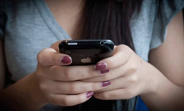 યુવતીએ રાતે 3.07 વાગ્યા સુધી સતત મેસેજ કર્યા હતા. આ પછી પણ તે અટકી નહોતી અને બીજા દિવસે પણ મેસેજ કર્યા હતા. તેમજ વેપારી અપરણીત છે, તેવો દાવો કર્યો હતો. તેમજ તેને જણાવ્યું હતું કે, તમે સિંગલ છો એટલે જ આટલી રાત સુધી જાગો છો. તેણે પોતાની વધુ ઓળખ આપતાં લખ્યું હતું કે, તે 29 વર્ષની છે અને છેલ્લા વર્ષમાં અભ્યાસ કરે છે.