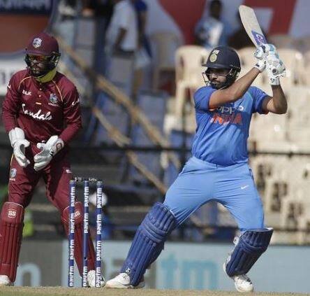 સૌથી ઓછી ઈનિંગમાં 200 સિક્સ સુધી પહોંચવાના મામલામાં રોહિત, અફરીદી બાદ એબી ડિવિલિયર્સ છે. ચોથા નંબર પર બ્રેન્ડન મેક્કુલમ અને પાંચમાં ક્રમે ક્રિસ ગેલ છે.