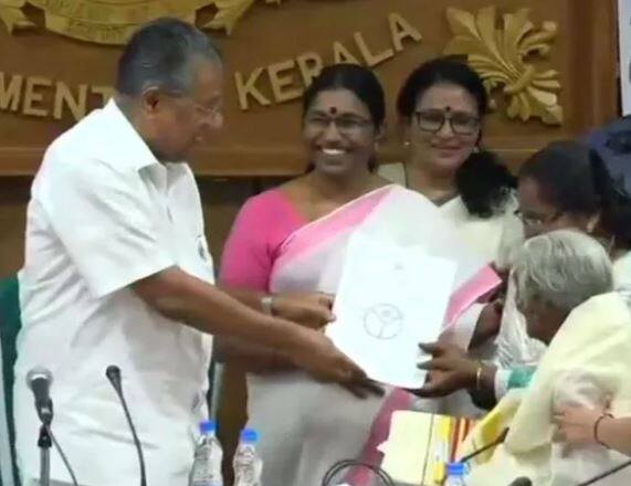 કેરળ સરકારે રાજ્યમાં સાક્ષરતાનો દર 100 ટકા કરવા માટે સાક્ષરતા મિશન શરૂ કર્યુ છે. જેમાં નહી ભણનારા લોકોને અભ્યાસ માટે પ્રોત્સાહિત કરવામાં આવે છે. તેમની આ ઉપલબ્ધિ માટે રાજ્યના મુખ્યમંત્રી પિનરાઈ વિજયને તેમને સર્ટિફિકેટ આપીને સમ્માનિત કર્યા હતા.