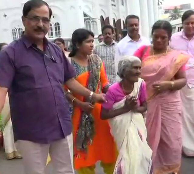 કેરળના 96 વર્ષના દાદીએ સાક્ષરતા અભિયાન હેઠળ પરીક્ષા આપી હતી. જેમાં 42933 લોકો બેઠા હતા. કાર્તિયાની અમ્માએ પરિણામ જાહેર થયુ છે ત્યારે નવો રેકોર્ડ સ્થાપ્યો છે. તેમણે 100માંથી 98 માર્ક મેળવ્યા છે.