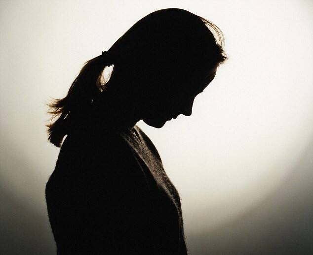 માલદાઃ પશ્ચિમ બંગાળના માલદામાં એક ધૃણાસ્પદ ઘટના સામે આવી છે. અહીં મા ના પાડોશીના પુરુષ સાથેના શારીરિક સંબંધની જાણ પુત્ર થઇ જતાં, તેની હત્યા કરી દેવામાં આવી હતી. આ અનૈતિક સંબંધની પોલ ખોલ થઇને સમાજમાં આબરુ ના થાય તેને છુપાવવા માટે સગી માં એ તેના પ્રેમી સાથે મળીને પુત્રી જીવાદાસ (15 વર્ષ)ની હત્યા કરી દીધી હતી. 