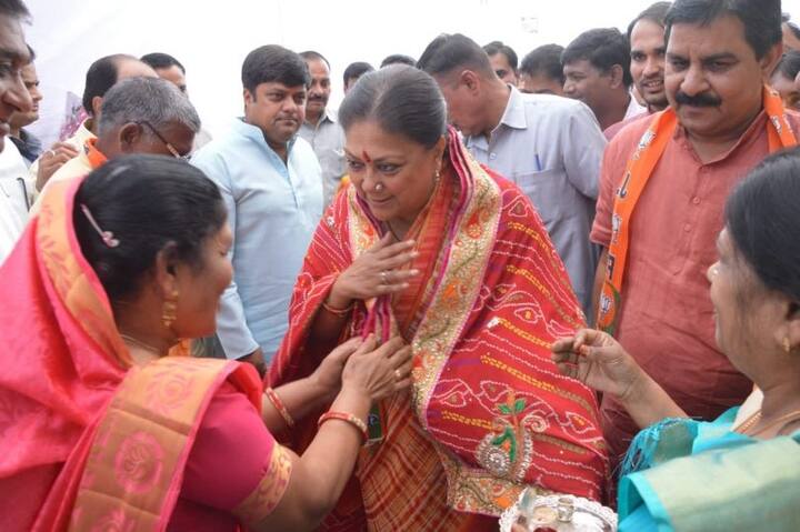 સર્વે અનુસાર, રાજસ્થાનની ચૂંટણીમાં ભ્રષ્ટાચાર, રાફેલ, સત્તાવિરોધી લહેર અને સ્થાનિક મુદ્દા મહત્વના છે. રાજસ્થાનની ફક્ત 40 ટકા વસ્તી વસુધરા રાજે સરકારની ખુશ છે જ્યારે 43 ટકા સરકારના કામકાજથી નારાજ છે. જ્યારે લોકોને તેમના વિસ્તારના ધારાસભ્યના કામકાજને લઇને પૂછવામાં આવ્યું તો 43.27 ટકા લોકોએ કહ્યું કે તેઓ ધારાસભ્યના કામથી ખુશ નથી. જ્યારે 40.7 ટકા લોકોએ સંતોષ વ્યક્ત કર્યો હતો અને 16.03 ટકા લોકોએ આ અંગે કોઈ અભિપ્રાય આપ્યો નહોતો.
