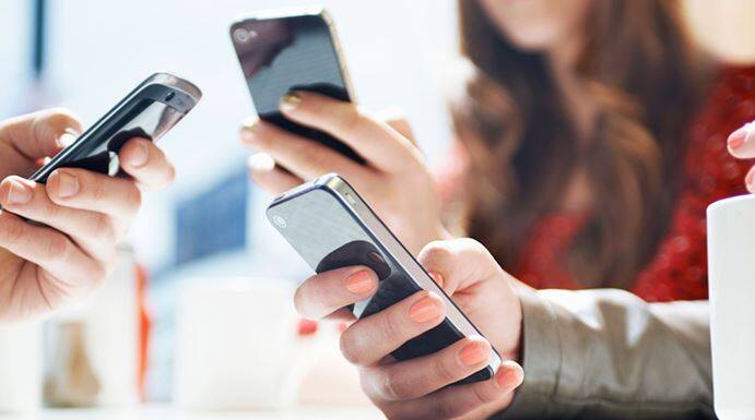 નવી દિલ્હીઃ દેશમાં દિનપ્રતિદિન મોબાઇલ ધારકોની સંખ્યામાં ઉમેરો થઈ રહ્યો છે. કંપનીઓ વિવિધ ઓફરો આપીને કસ્ટમર્સને લોભાવી રહી છે. ગુરુવારે ઓપન સિગ્નલના જાહેર થયેલા રિપોર્ટમાં 4G ડાઉનલોડ સ્પીડમાં એરટેલ સૌથી આગળ છે. જ્યારે અપલોડ સ્પીડમાં આઈડિયા મોખરે હોવાનું સામે આવ્યું છે. 4G નેટવર્ક ઉપલબ્ધતામાં રિલાયન્સ જિયો ટોચ પર છે.