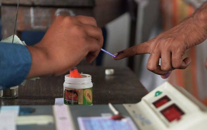 મધ્ય પ્રદેશ વિધાનસભા ચૂંટણી માટે ઉમેદવારી નોંધાવવાની પ્રક્રિયા આજથી શરૂ થઈ ગઈ છે, જે 9 નવેમ્બર સુધી ચાલશે. મધ્ય પ્રદેશમાં 28 નવેમ્બરે એક જ તબક્કામાં મતદાન થશે. મધ્યપ્રદેશમાં કુલ 230 વિધાનસભા સીટો છે.