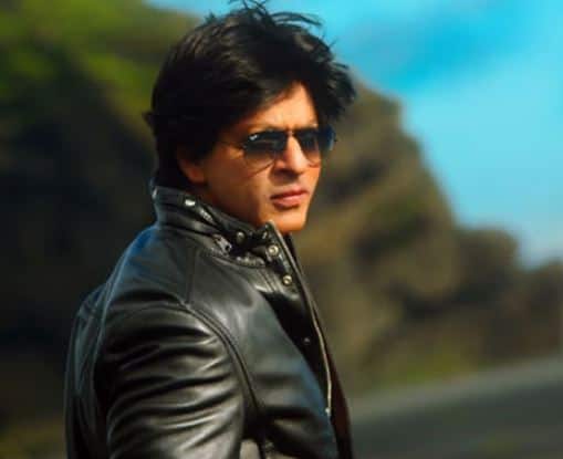 શાહરૂખ ખાનની જિંદગીના શરૂઆતના પાંચ વર્ષ મૈંગ્લોરમાં પોતાના નાનાના ઘરે પાસર થયા. બાદમાં તે પોતાના માતા-પિતા સાથે દિલ્હીના રાજિન્દર નગરમાં રહેવા લાગ્યો હતો. દિલ્હીની સેંટ કોલંબઝ સ્કૂલમાં શાહરૂખ ખાને અભ્યાસ કર્યો, શાહરૂખ હોકી,ક્રિકેટ અને ફૂટબોલમાં ચેમ્પિયન ખેલાડી હતો. 