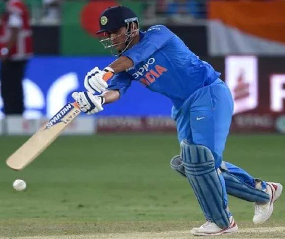 નવી દિલ્હી: ટીમ ઈન્ડિયા ભલે વન ડે સીરીઝમાં વેસ્ટઈન્ડિઝ સામે ઐતિહાસિક જીત મેળવી હોય પરંતુ એક સવાલ અત્યાર સુધી દરેક ક્રિકેટના ફેન્સને ચોંકાવી રહ્યો છે, એમ એસ ધોનીની ટી20માંથી હકાલપટ્ટી. ખરાબ ફોર્મના કારણે ધોનીને ડેબ્યૂ બાદ પ્રથમ ટીમમાંથી બહાર કરવામાં આવ્યો. ત્યારે હવે આ મામલે સચિન તેંડૂલકરનું નિવેદન સામે આવ્યું છે. 