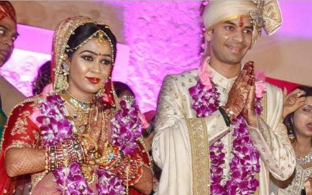 નવી દિલ્હી: આરજેડી સુપ્રીમો લાલુ યાદવના મોટા પુત્ર તેજ પ્રતાપ યાદવે પત્ની એશ્વર્યા રાયને તલાકની અરજી આપી છે. તેજપ્રતાપ અને એશ્વર્યાના લગ્ન આ 5 મહિના પહેલા જ 12 મે ના રોજ થયા હતા. એશ્વર્યા રાય મહાગઠબંધન સરકારમાં મંત્રી રહી ચુકેલા ચંદ્રિકા રાયની પુત્રી અને બિહારના પૂર્વ મુખ્યમંત્રી દારોગા પ્રસાદ રાયની પોતી છે. ચંદ્રિકા રાય બિહારના સારન જિલ્લાના પરસાથી આરજેડીના ધારાસભ્ય છે.