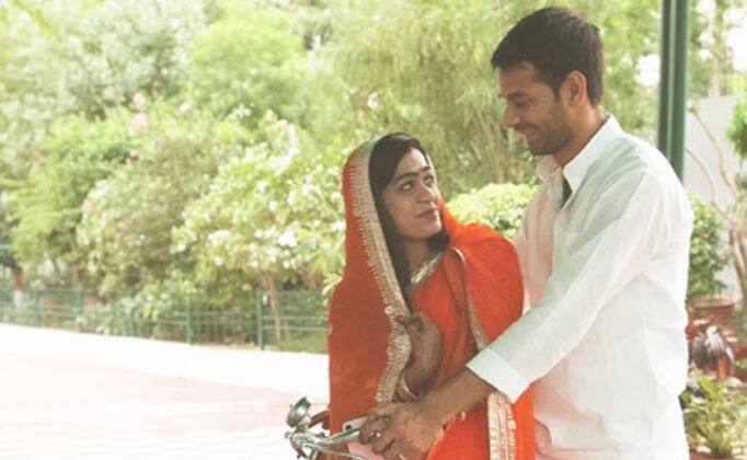 તેજ પ્રતાપે પત્ની એશ્વર્યા પાસેથી તલાક માટે પટના સિવિલ કોર્ટમાં અરજી કરી છે. તેજપ્રતાપ અને એશ્વર્યાના લગ્ન પટનાના વેટરનરી કોલેજ મેદાનમાં થયા હતા. તેજ પ્રતાપ મહાગઠબંધનવાળી નીતીશ સરકારમાં સ્વાસ્થ્ય મંત્રી હતા.