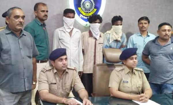 મૃતક સંગીતાબહેનનો ભત્રીજો ગોપી ઉર્ફે ભલો ઘરેથી વસ્તુ લેવા નિકળ્યો હતો. આ સમયે જ તેણે જયંતિ અને લાલાભાઈની સાથે બાઇક પર કાકીને જતાં જોયાં હતાં. આથી, તેણે પીછો કરવા તે એક ટ્રેક્ટરમાં બેસી ગયો હતો અને નિરમાલી સીમમાં ઉતરી ગયો હતો તે ખેતર સુધી પહોંચી ગયો હતો.