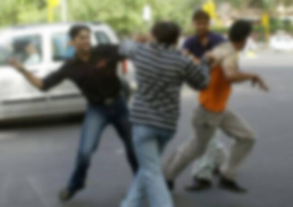 બીજા સાગરીતોને લઈને આવીએ છીએ તેવી ધમકી આપી ગુંડાઓ ત્યાંથી જતા રહ્યા હતા. યુવકે આ અંગે વસ્ત્રાપુર પોલીસ સ્ટેશનમાં શુક્રવારે રાત્રે અજાણ્યા વ્યક્તિઓ વિરૂદ્ધમાં ફરિયાદ નોંધાવી હતી. પોલીસે બાઈક નંબરના આધારે આરોપીઓની શોધખોળ શરૂ કરી છે. 