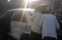 મહેસાણામાં દારૂ ભરેલી કારનો થયો અકસ્માત, દારૂની બોટલો લેવા લોકોની પડાપડી