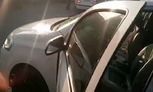 મહેસાણામાં દારૂ ભરેલી કારનો થયો અકસ્માત, દારૂની બોટલો લેવા લોકોની પડાપડી