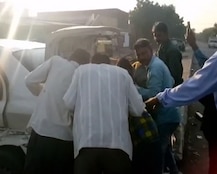 મહેસાણામાં દારૂ ભરેલી કારનો થયો અકસ્માત, દારૂની બોટલો લેવા લોકોની પડાપડી