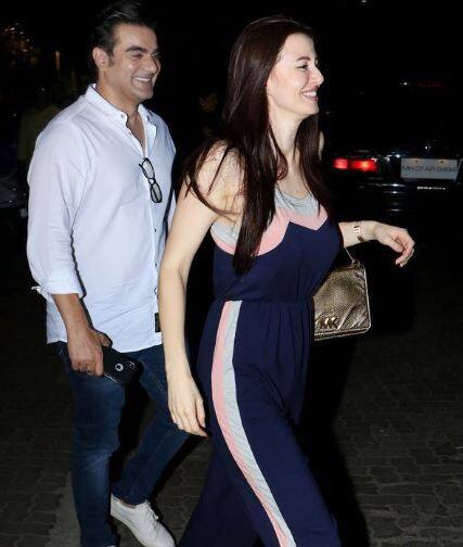 આ તસવીરોમાં બંને એકબીજા સાથે ખૂબ જ ખુશ જોવા મળી રહ્યા છે. તસવીરોમાં બંને એકબીજા સાથે મસ્તી મજાક કરતા પણ જોવા મળે છે.