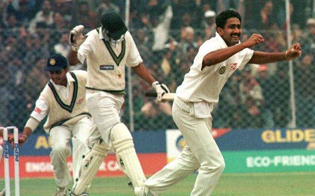 1999માં કુંબલેએ પાકિસ્તાન સામે દિલ્હીના ફિરોઝશાહ કોટલા મેદાન પર 74 રન આપીને 10 વિકેટ લીધી હતી. આમ કરીને તેણે ઈંગ્લેન્ડના જિમ લેકરની બરાબરી કરી હતી. આમ તે (ઘરેલુ અને આંતરરાષ્ટ્રીય ક્રિકેટમાં) આવી સિદ્ધી મેળવનારો માત્ર ત્રીજો ક્રિકેટર બન્યો છે. 