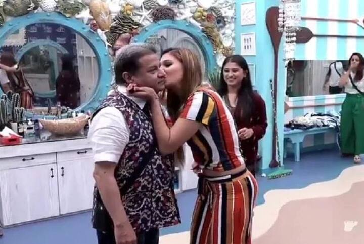 આ સાંભળતા જ જસલીન ભડકી ઉઠે છે. હિના ખાનના આરોપોનો જવાબ આપતાં જસલીન ગુસ્સામાં કહે છે કે તું તેની સાથે ડેટ પર જાઉં છું, કિસ કરું છું. તેને મ્યુઝિકલ રિલેશન કેવી રીતે કહી શકે ? જસલીન ગુસ્સામાં એમ પણ કહે છે કે કોઈના આરોપનો જવાબ આપતાં પહેલા મારે પણ અનુપજી પાસેથી જવાબ જોઈએ.