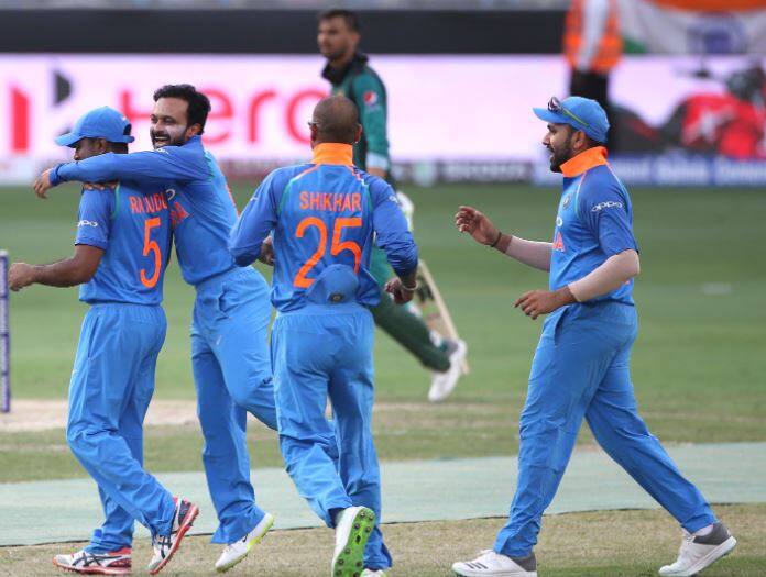 ભારતીય ટીમ: રોહિત શર્મા, શિખર ધવન, લોકેશ રાહુલ, દિનેશ કાર્તિક, મનીષ પાંડે, રિષભ પંત, કૃણાલ પંડ્યા, યુઝવેન્દ્ર ચહલ, કુલદીપ યાદવ, ભુવનેશ્વર કુમાર, જસપ્રીત બુમરાહ, ખલીલ અહમદ